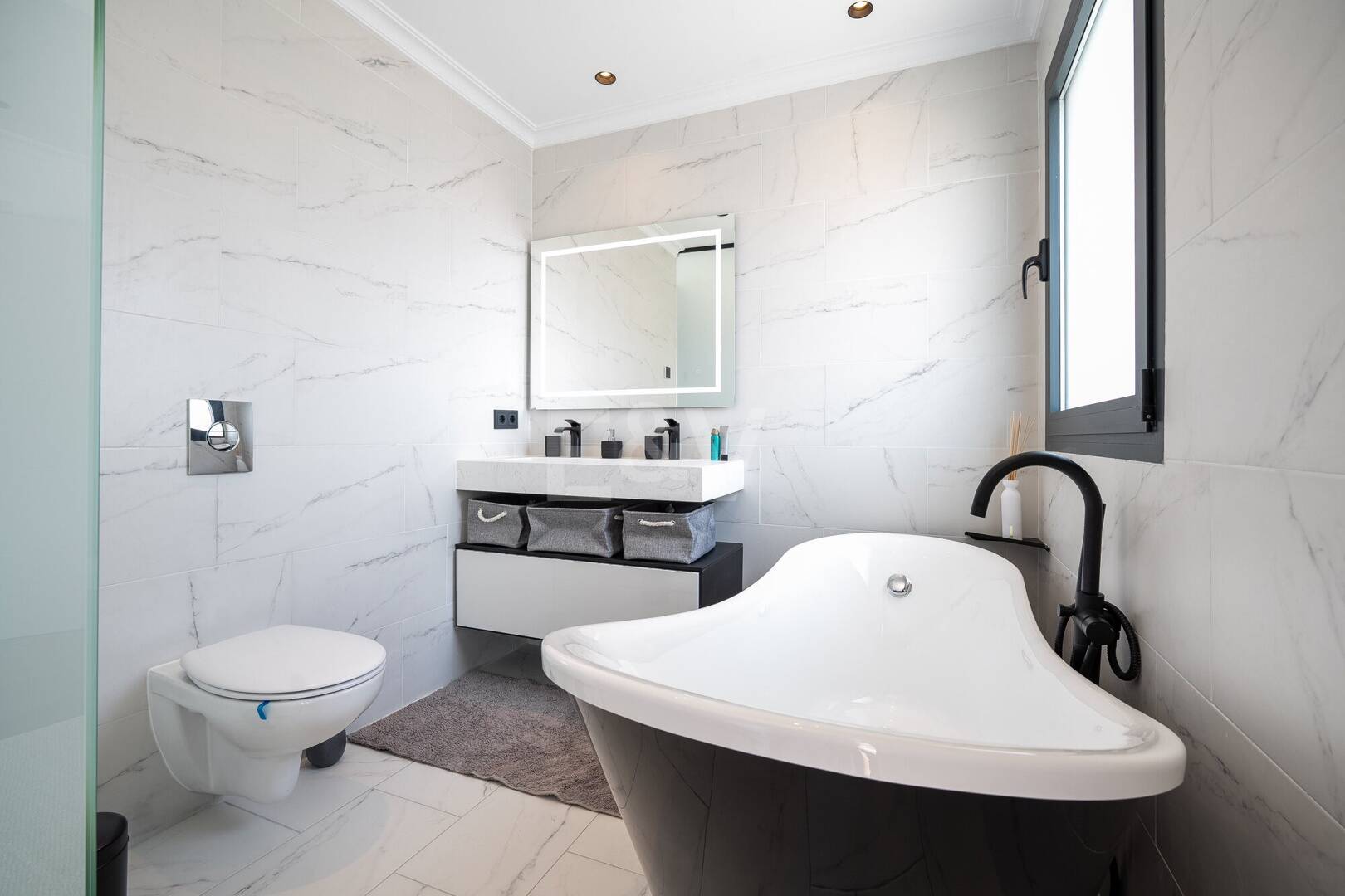 Villa moderna frente al mar en Marbella Este | Escapadas familiares y estancias de media duración | A solo pasos de las mejores playas de Elviria