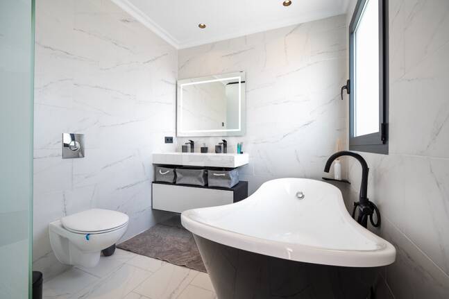 Villa moderna frente al mar en Marbella Este | Escapadas familiares y estancias de media duración | A solo pasos de las mejores playas de Elviria