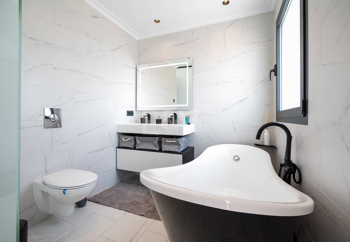 Villa moderna frente al mar en Marbella Este | Escapadas familiares y estancias de media duración | A solo pasos de las mejores playas de Elviria