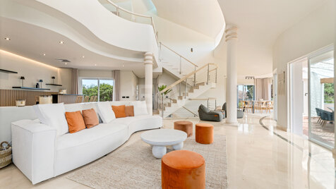 Classic-Style Villa with Modern Elegance in Los Flamingos Golf – A Unique Opportunity!