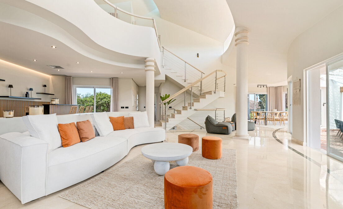 Classic-Style Villa with Modern Elegance in Los Flamingos Golf – A Unique Opportunity!