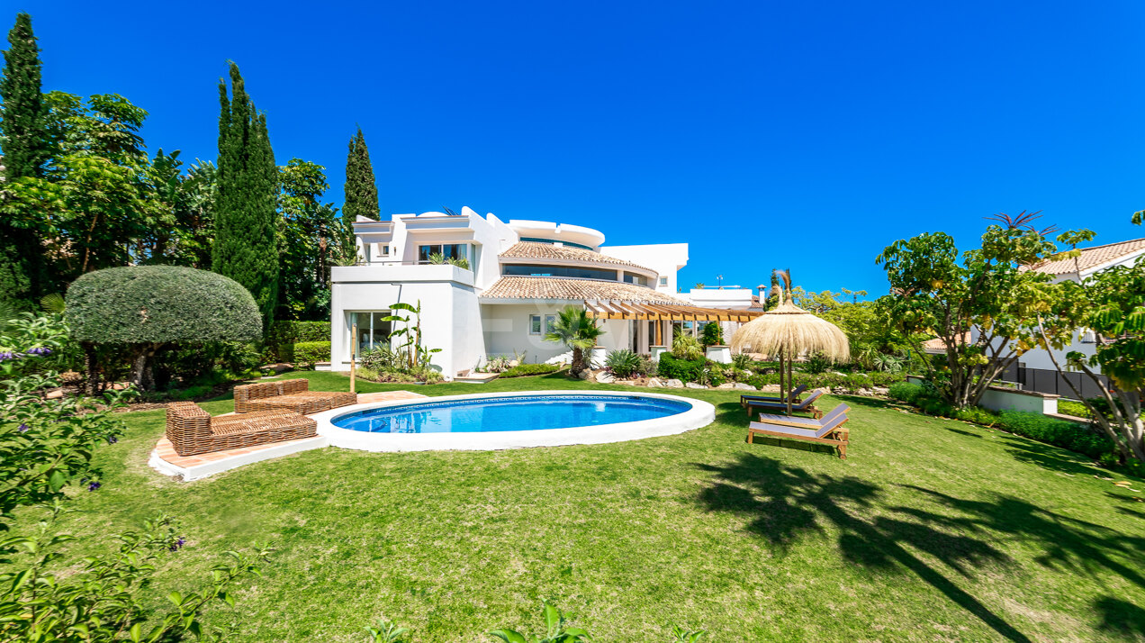 Außergewöhnlich preisgünstige, schicke und stilvolle Villa in Los Flamingos Golf mit traditionellem Rahmen