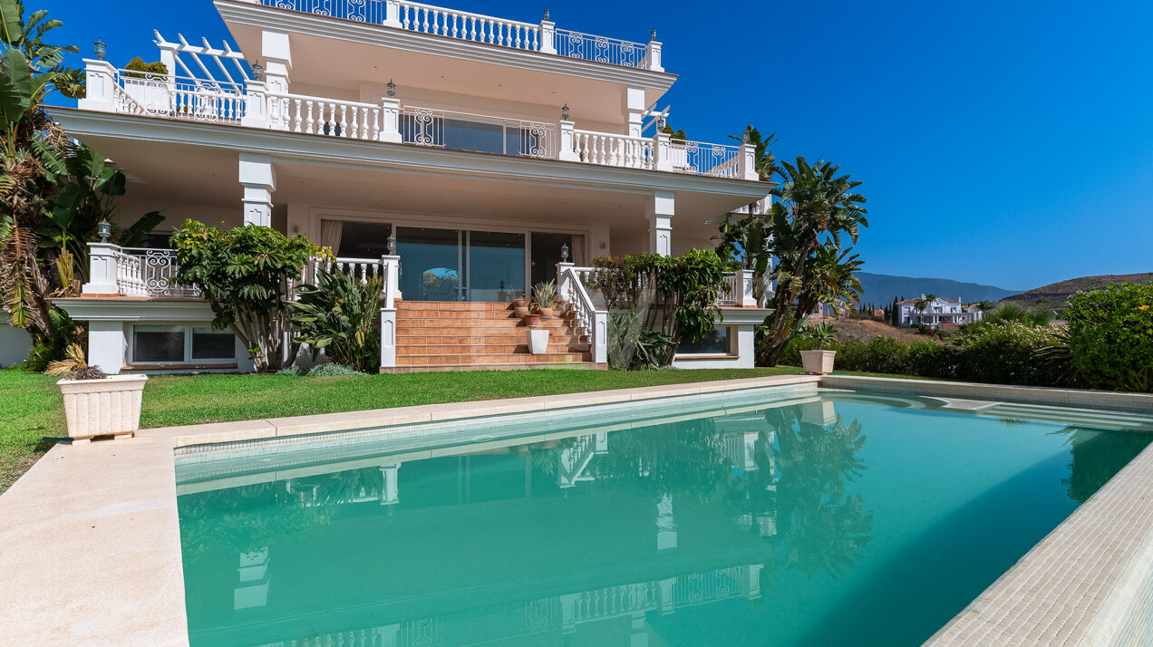 Exquisite Villa mit 8 Schlafzimmern und offenem Meerblick in Los Flamingos Golf