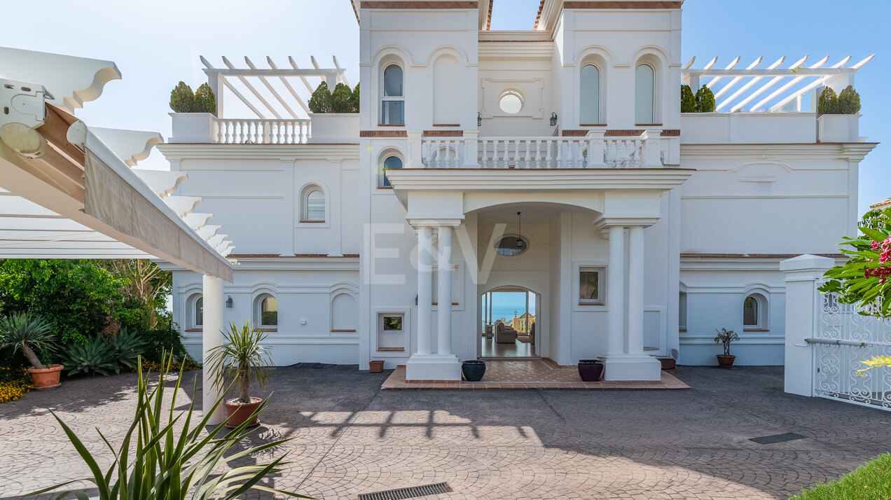 Exquisite Villa mit 8 Schlafzimmern und offenem Meerblick in Los Flamingos Golf