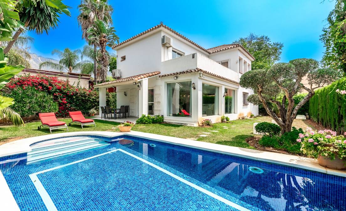 Villa till salu i Nagüeles, Marbella Golden Mile with 3 bedrooms, 3 bathrooms, built in 1998 and has pool (privat),...