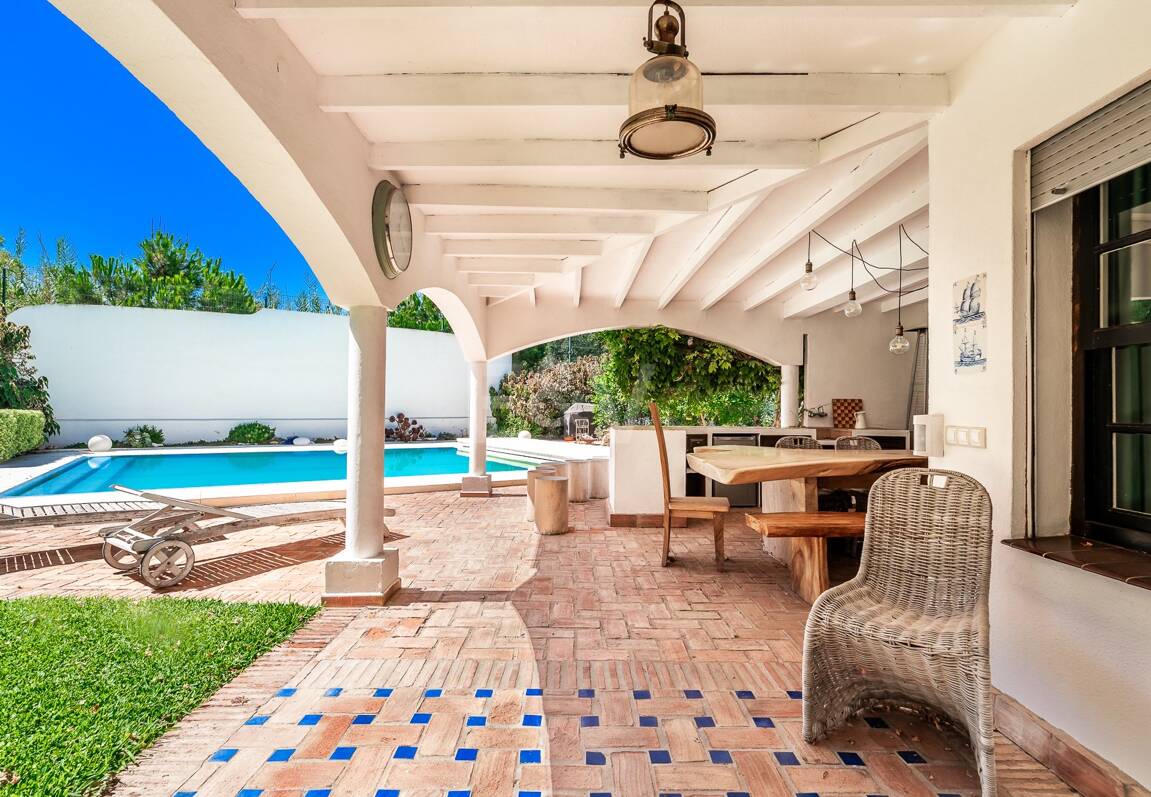 Best-Priced Frontline Golf Property med unikt stort tomt nära havet & bekvämligheter