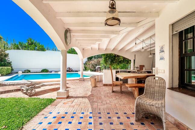 Best-Priced Frontline Golf Property med unikt stort tomt nära havet & bekvämligheter