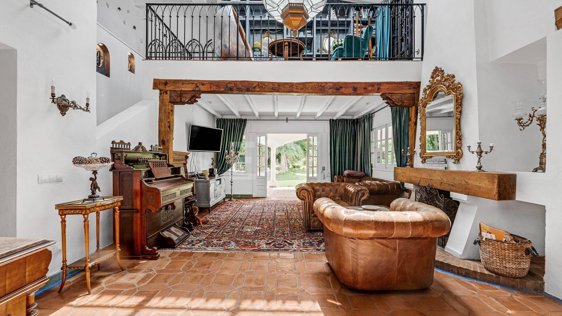 Best-Priced Frontline Golf Property med unikt stort tomt nära havet & bekvämligheter