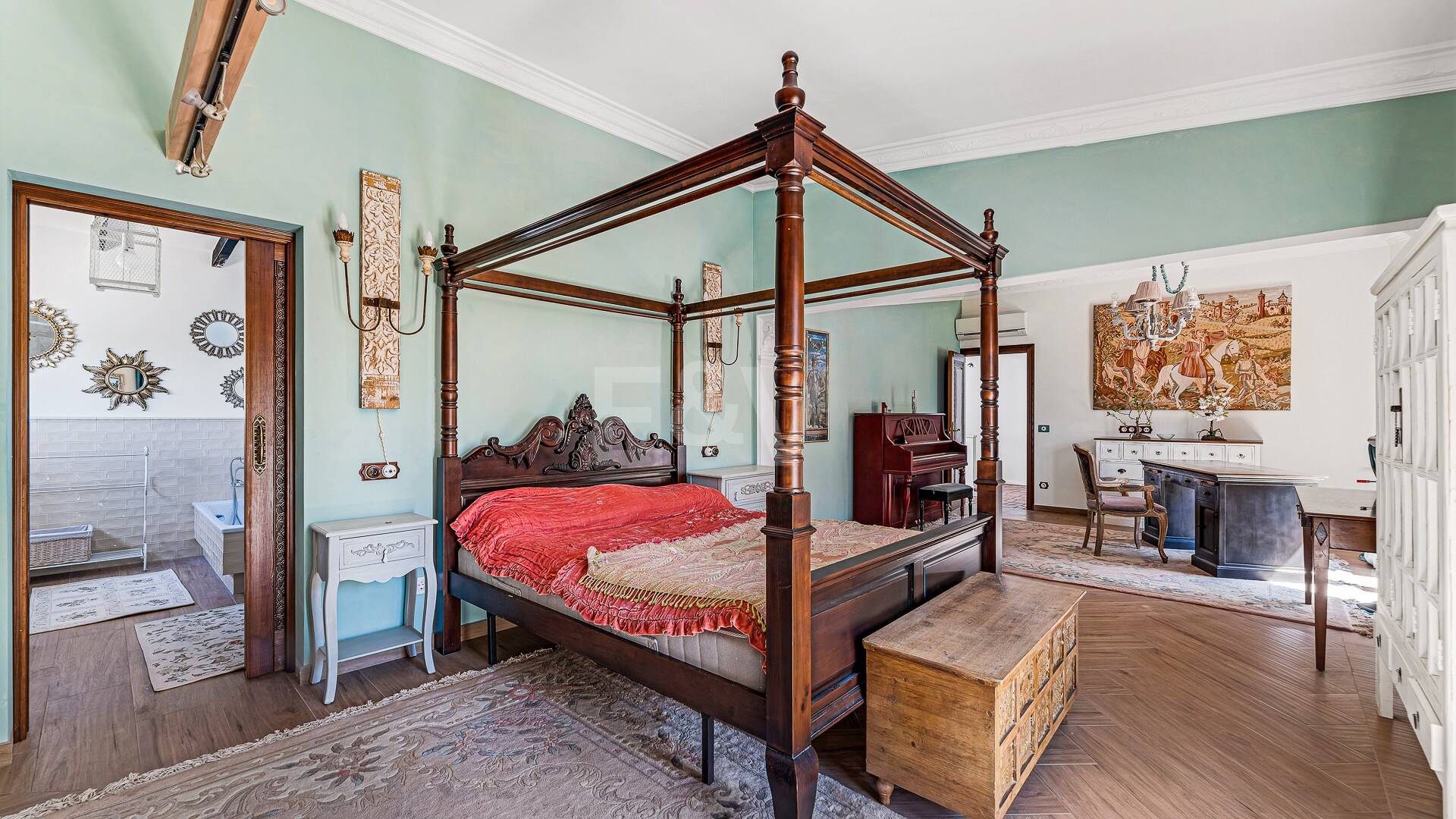 Propiedad en Primera Línea de Golf al Mejor Precio con Parcela Única Cerca del Mar y Servicios