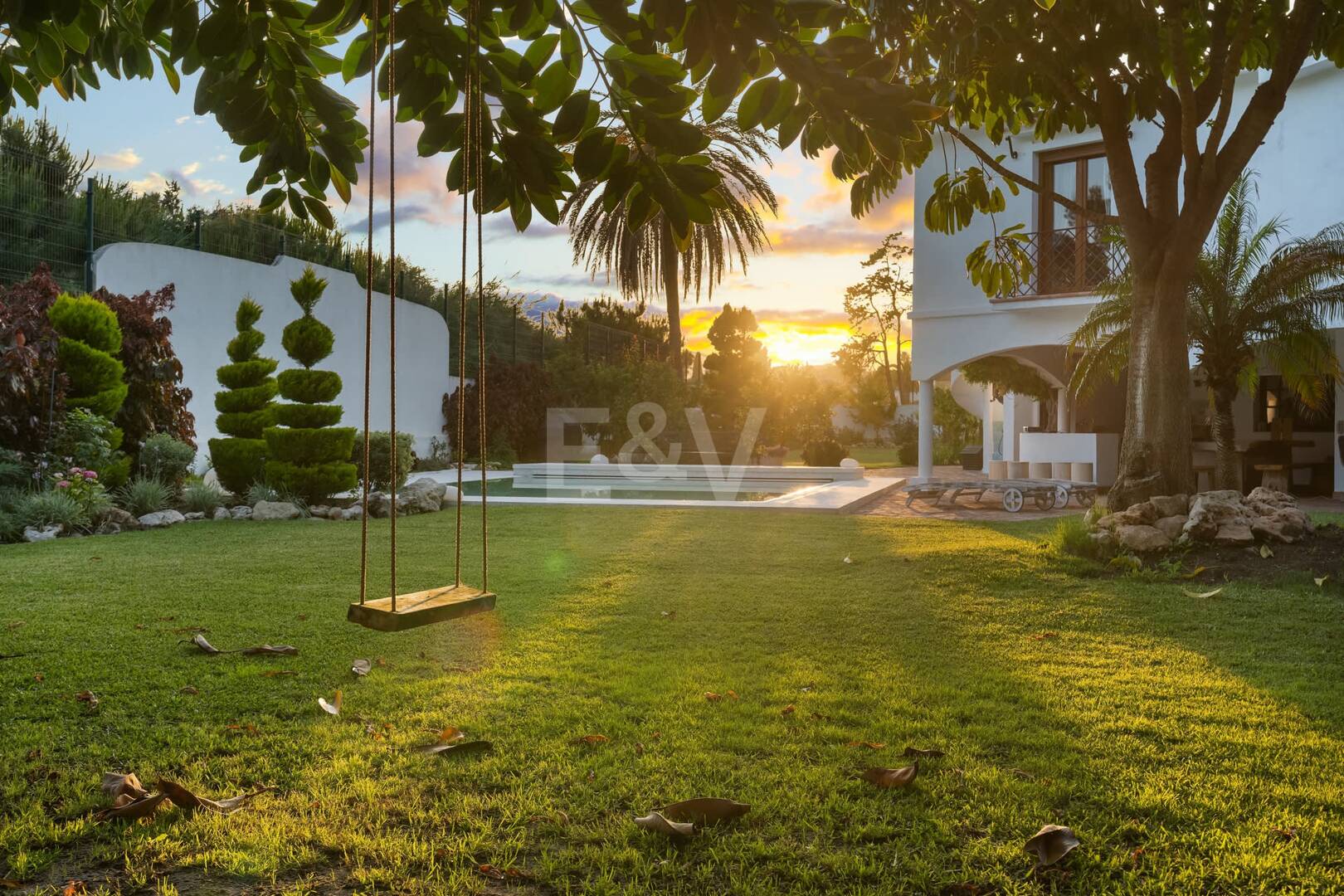 Best-Priced Frontline Golf Property med unikt stort tomt nära havet & bekvämligheter