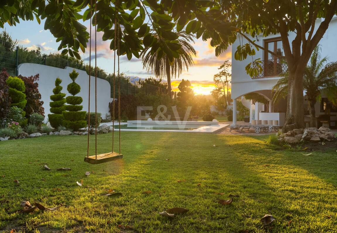 Best-Priced Frontline Golf Property med unikt stort tomt nära havet & bekvämligheter