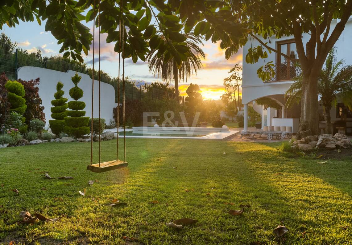 Propiedad en Primera Línea de Golf al Mejor Precio con Parcela Única Cerca del Mar y Servicios