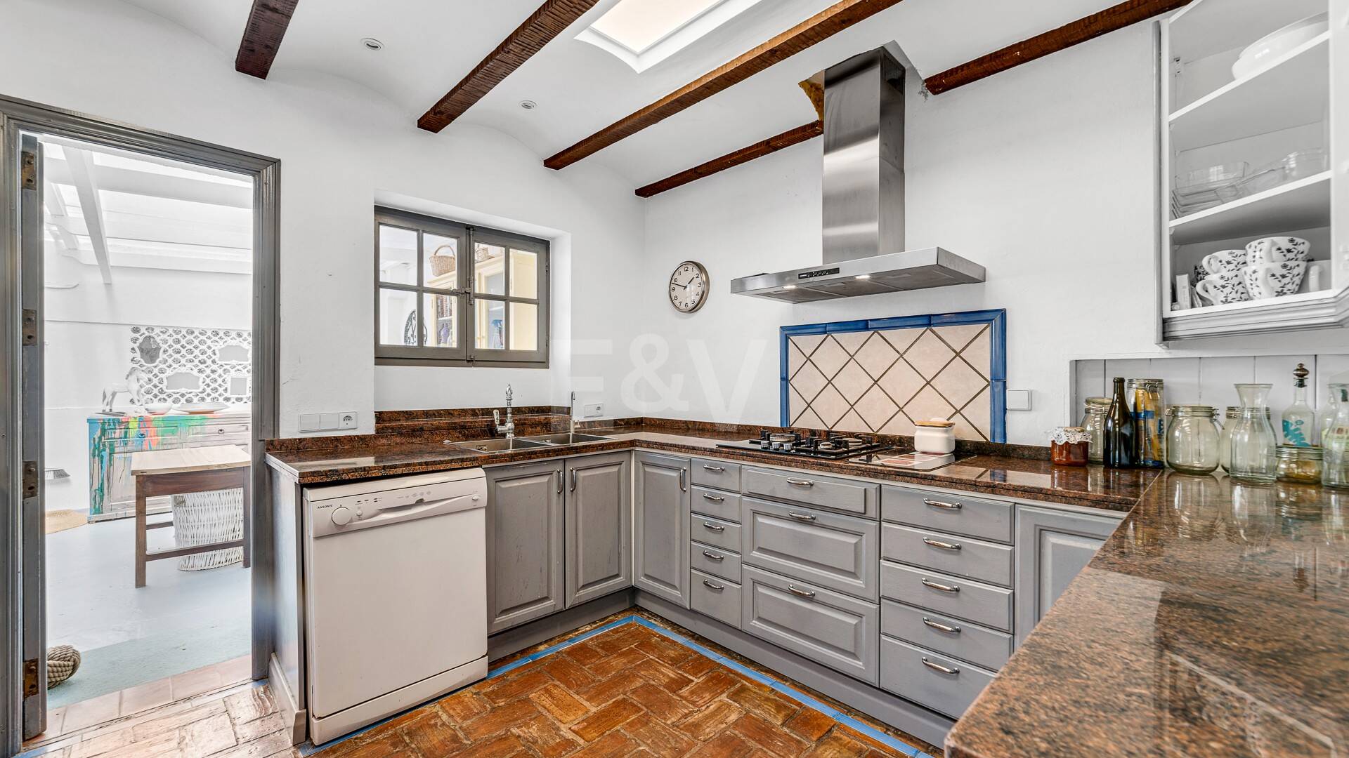 Best-Priced Frontline Golf Property med unikt stort tomt nära havet & bekvämligheter