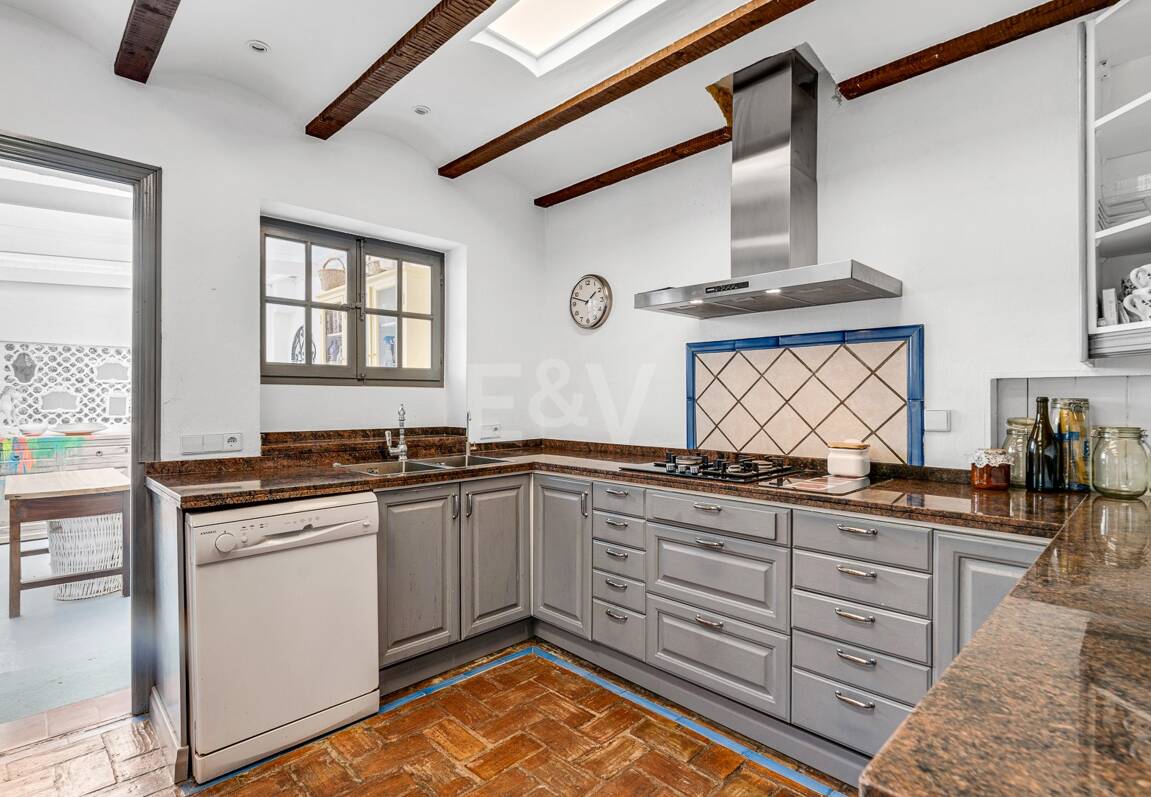 Best-Priced Frontline Golf Property med unikt stort tomt nära havet & bekvämligheter