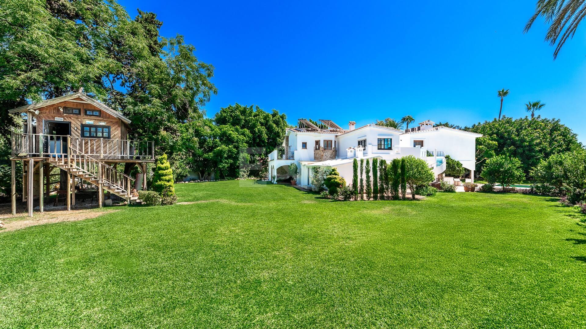 Best-Priced Frontline Golf Property med unikt stort tomt nära havet & bekvämligheter