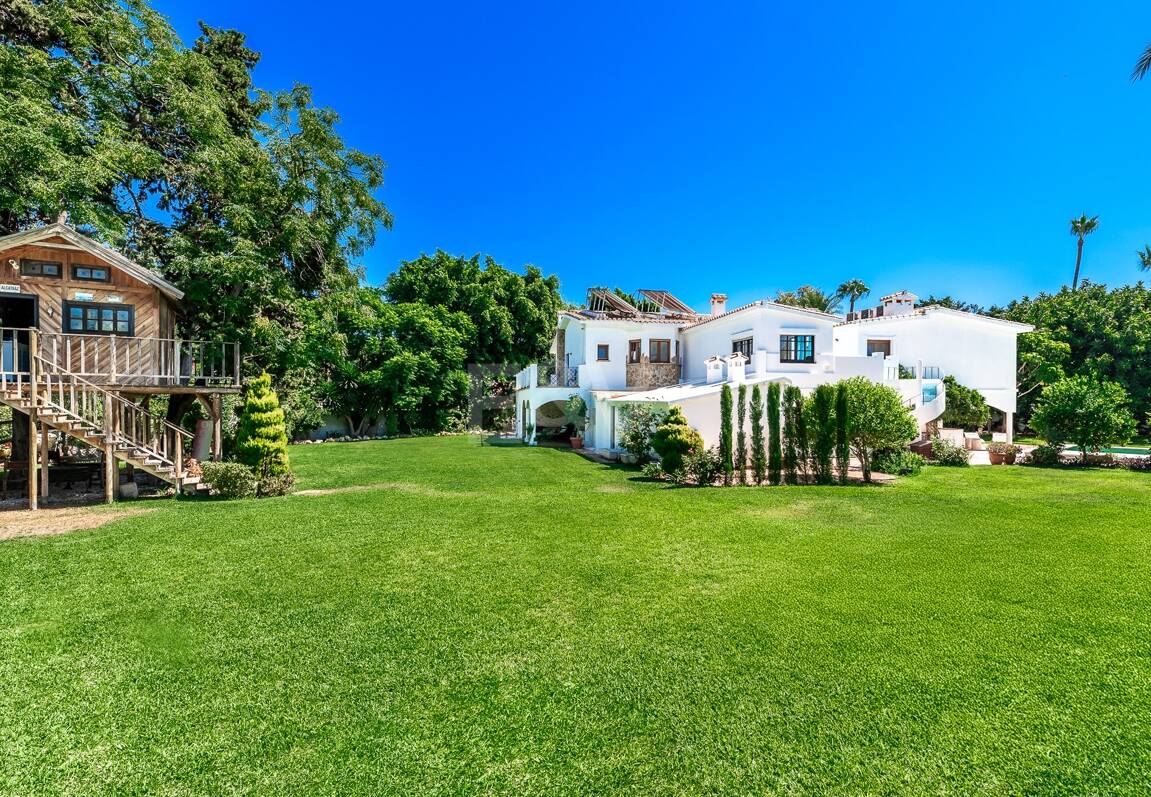 Best-Priced Frontline Golf Property med unikt stort tomt nära havet & bekvämligheter