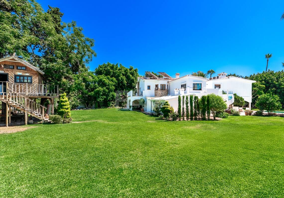 Propiedad en Primera Línea de Golf al Mejor Precio con Parcela Única Cerca del Mar y Servicios