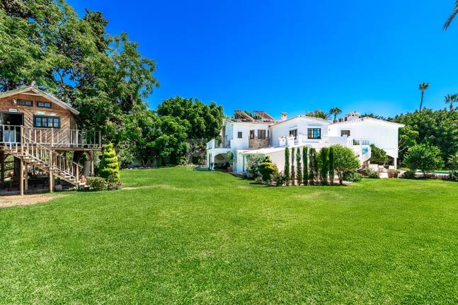 Best-Priced Frontline Golf Property med unikt stort tomt nära havet & bekvämligheter