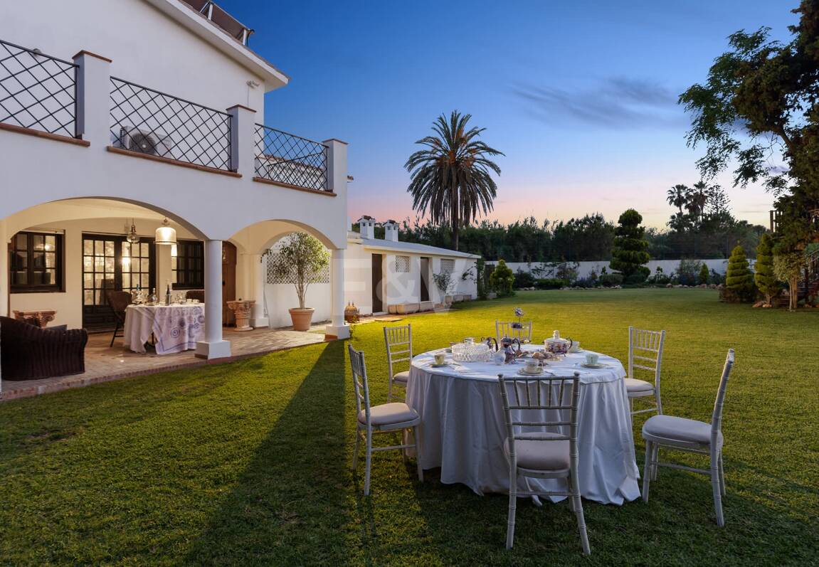 Best-Priced Frontline Golf Property med unikt stort tomt nära havet & bekvämligheter