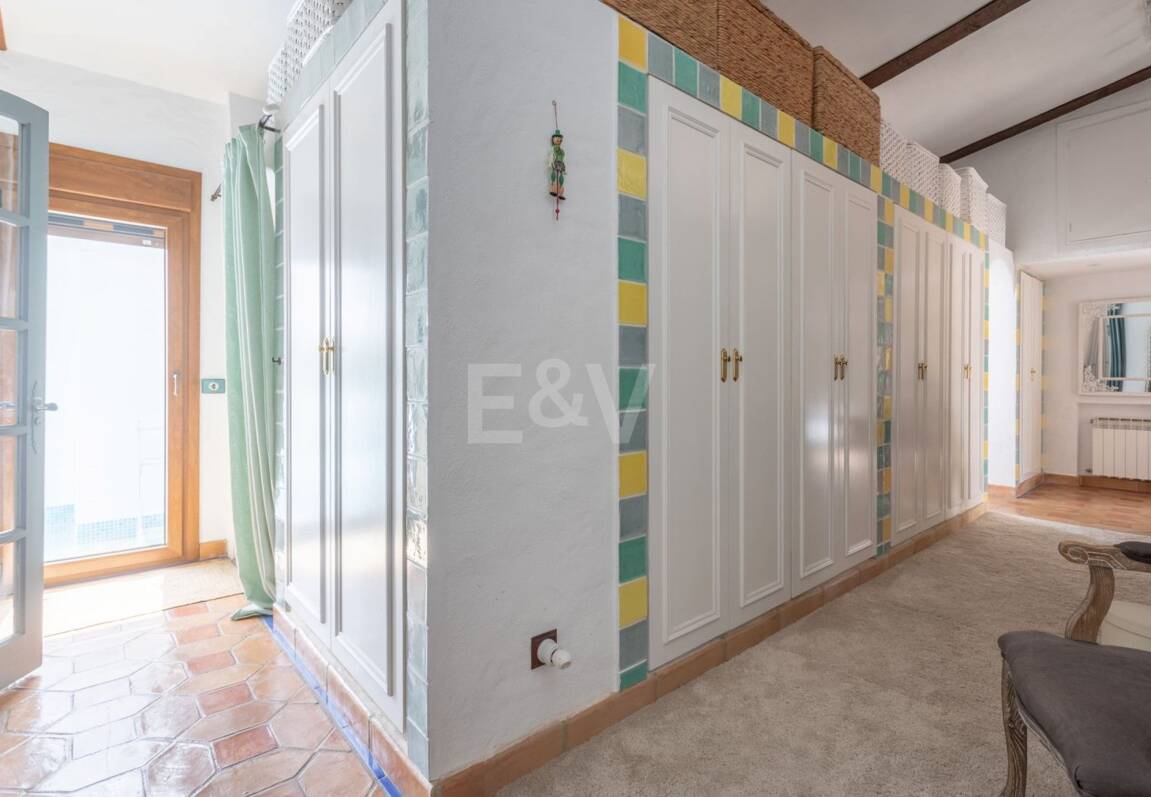 Best-Priced Frontline Golf Property med unikt stort tomt nära havet & bekvämligheter