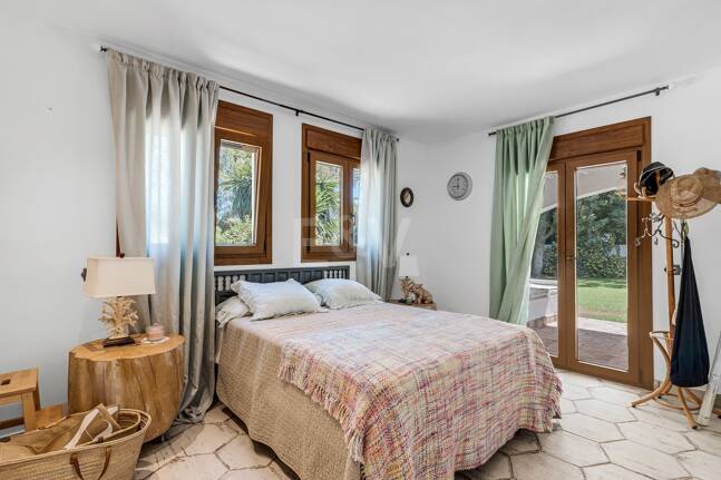 Best-Priced Frontline Golf Property med unikt stort tomt nära havet & bekvämligheter