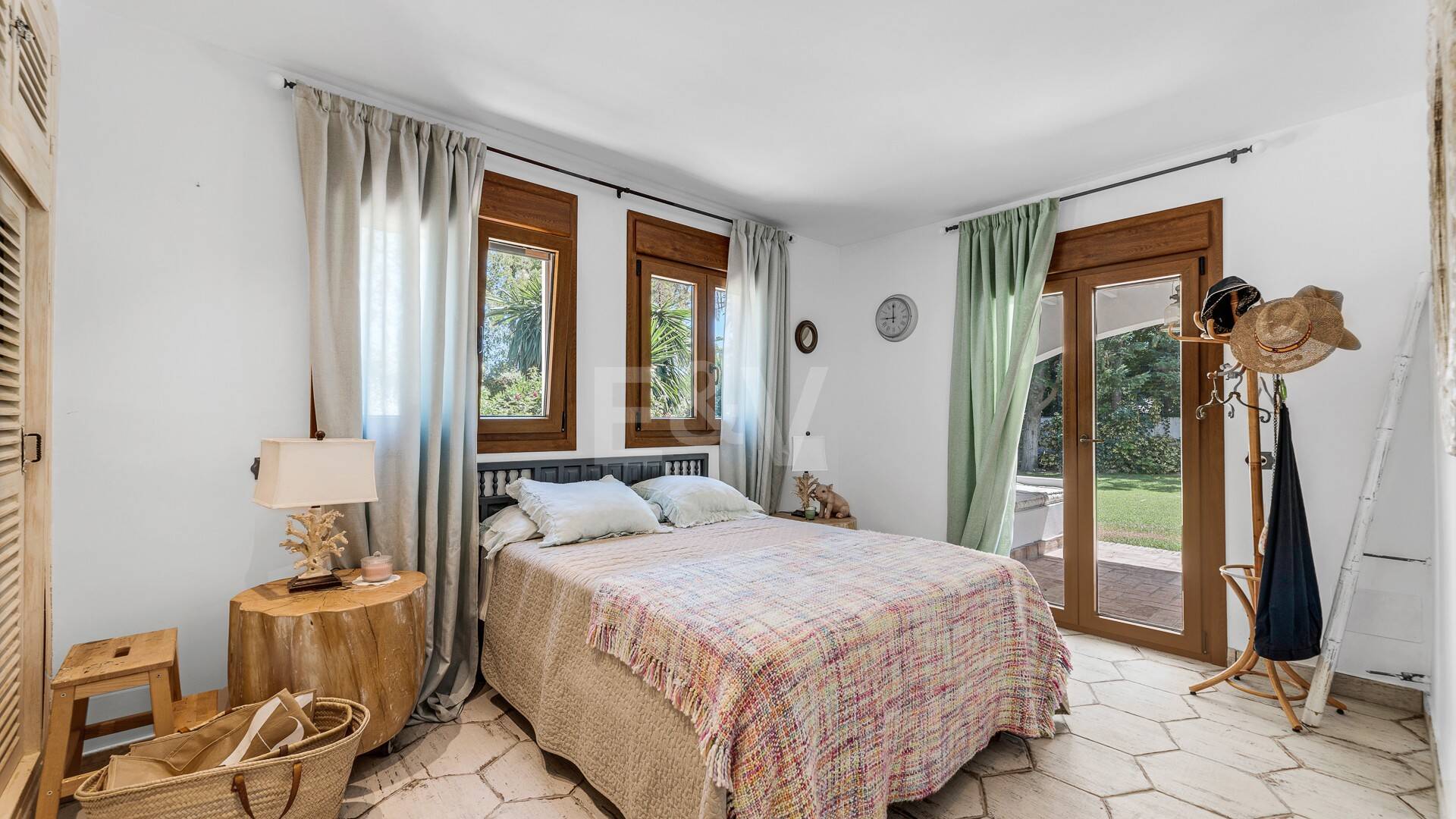 Best-Priced Frontline Golf Property med unikt stort tomt nära havet & bekvämligheter