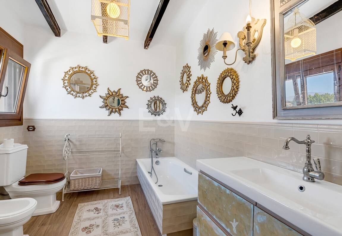 Best-Priced Frontline Golf Property med unikt stort tomt nära havet & bekvämligheter