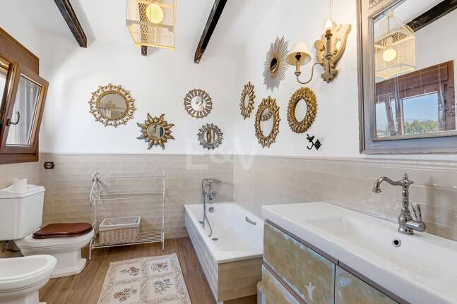 Best-Priced Frontline Golf Property med unikt stort tomt nära havet & bekvämligheter