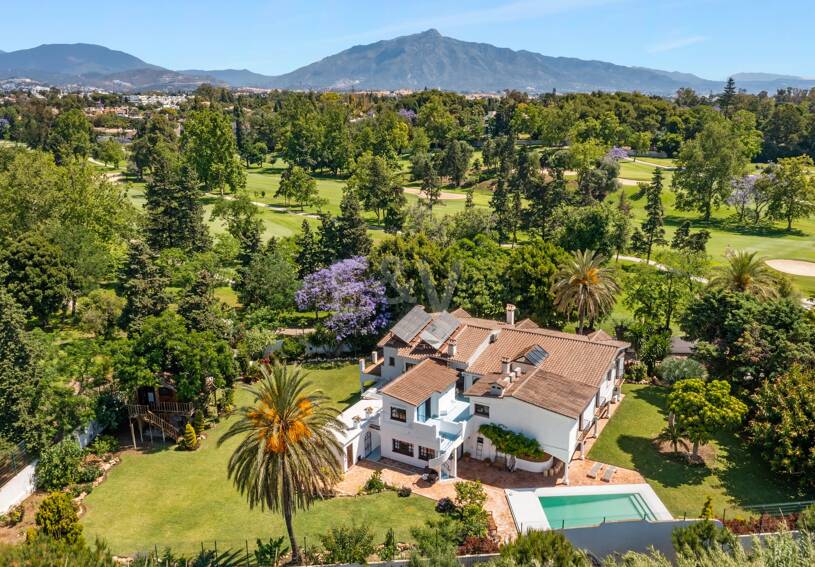 Best-Priced Frontline Golf Property med unikt stort tomt nära havet & bekvämligheter