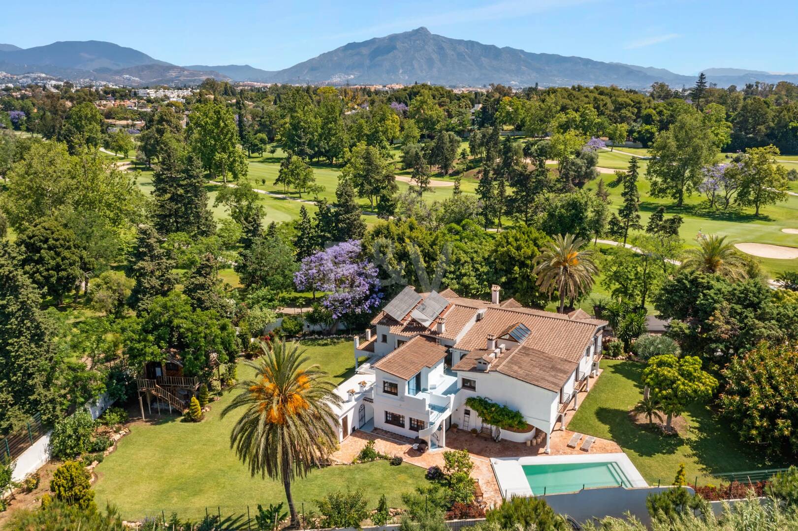 Best-Priced Frontline Golf Property med unikt stort tomt nära havet & bekvämligheter