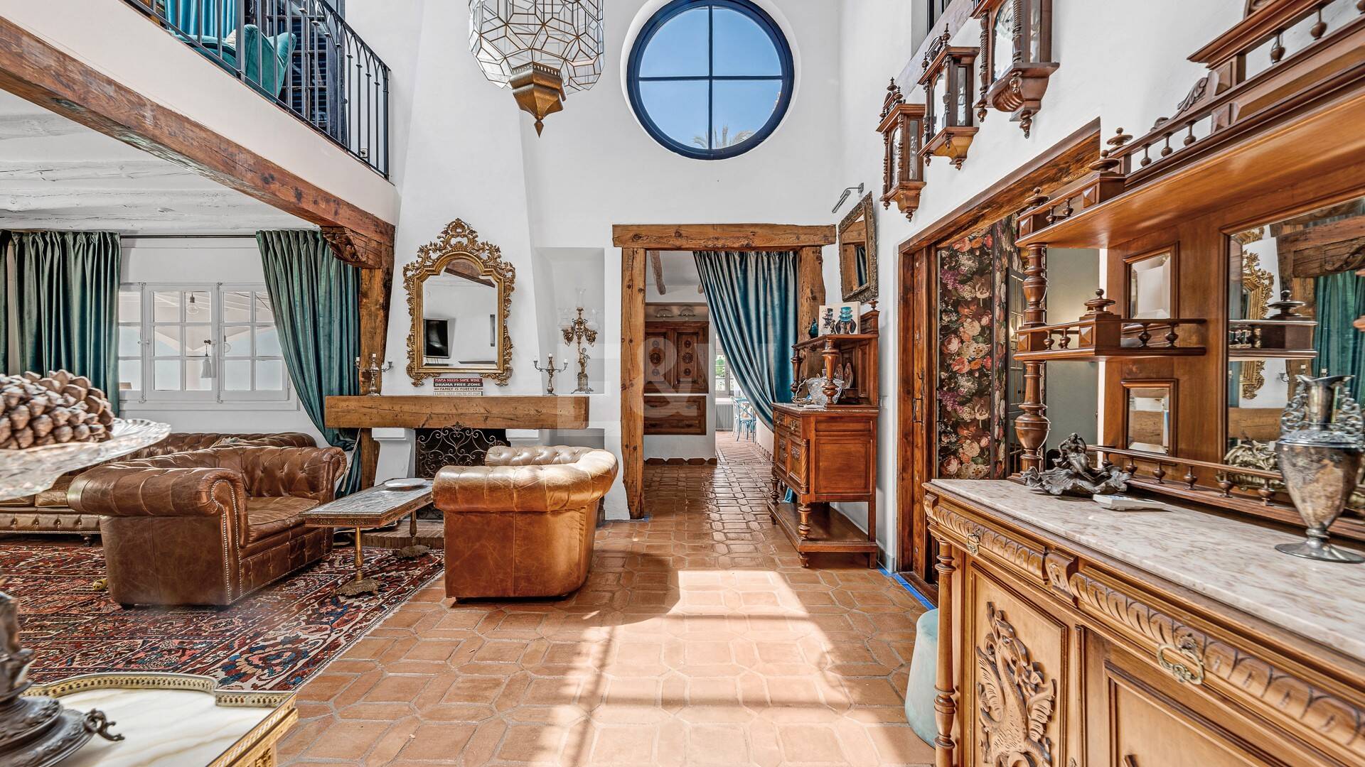 Best-Priced Frontline Golf Property med unikt stort tomt nära havet & bekvämligheter