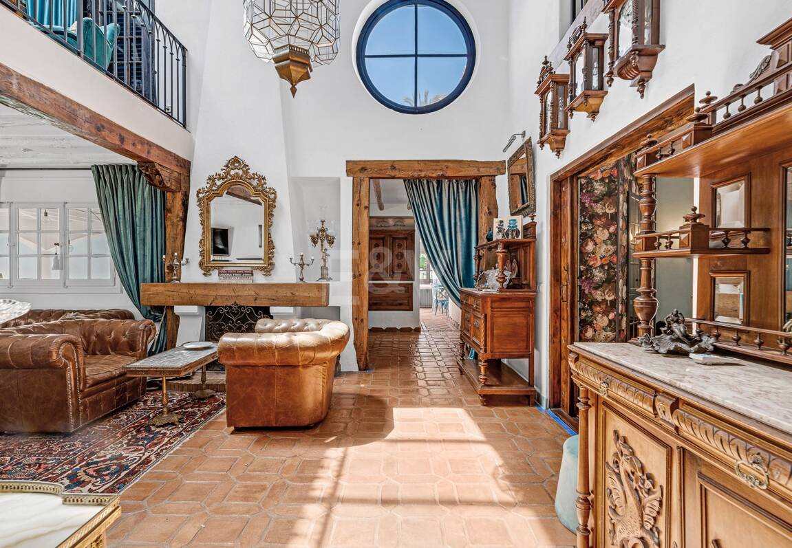 Best-Priced Frontline Golf Property med unikt stort tomt nära havet & bekvämligheter