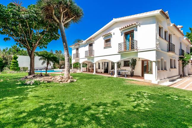 Best-Priced Frontline Golf Property med unikt stort tomt nära havet & bekvämligheter