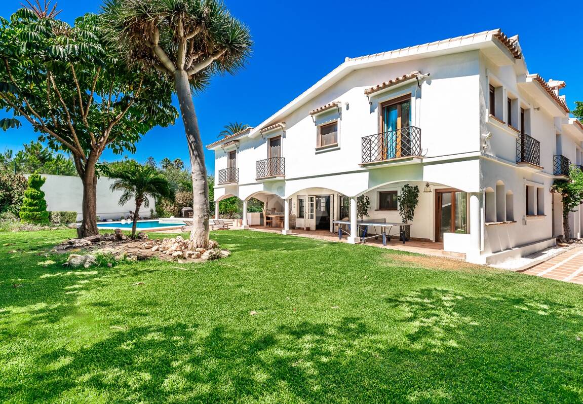 Best-Priced Frontline Golf Property med unikt stort tomt nära havet & bekvämligheter