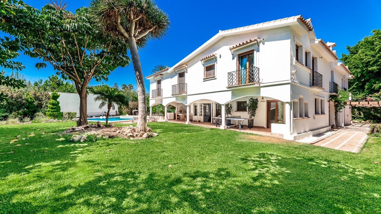 Exceptional front line golf Villa in Guadalmina , just 200 Meters from the Sea.