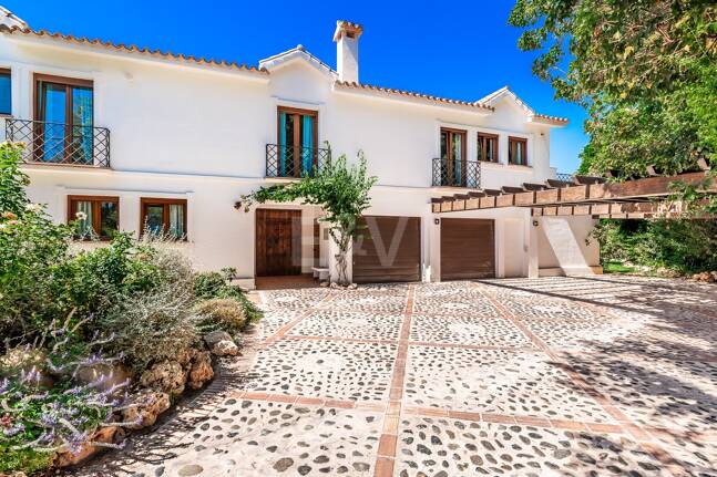 Best-Priced Frontline Golf Property med unikt stort tomt nära havet & bekvämligheter