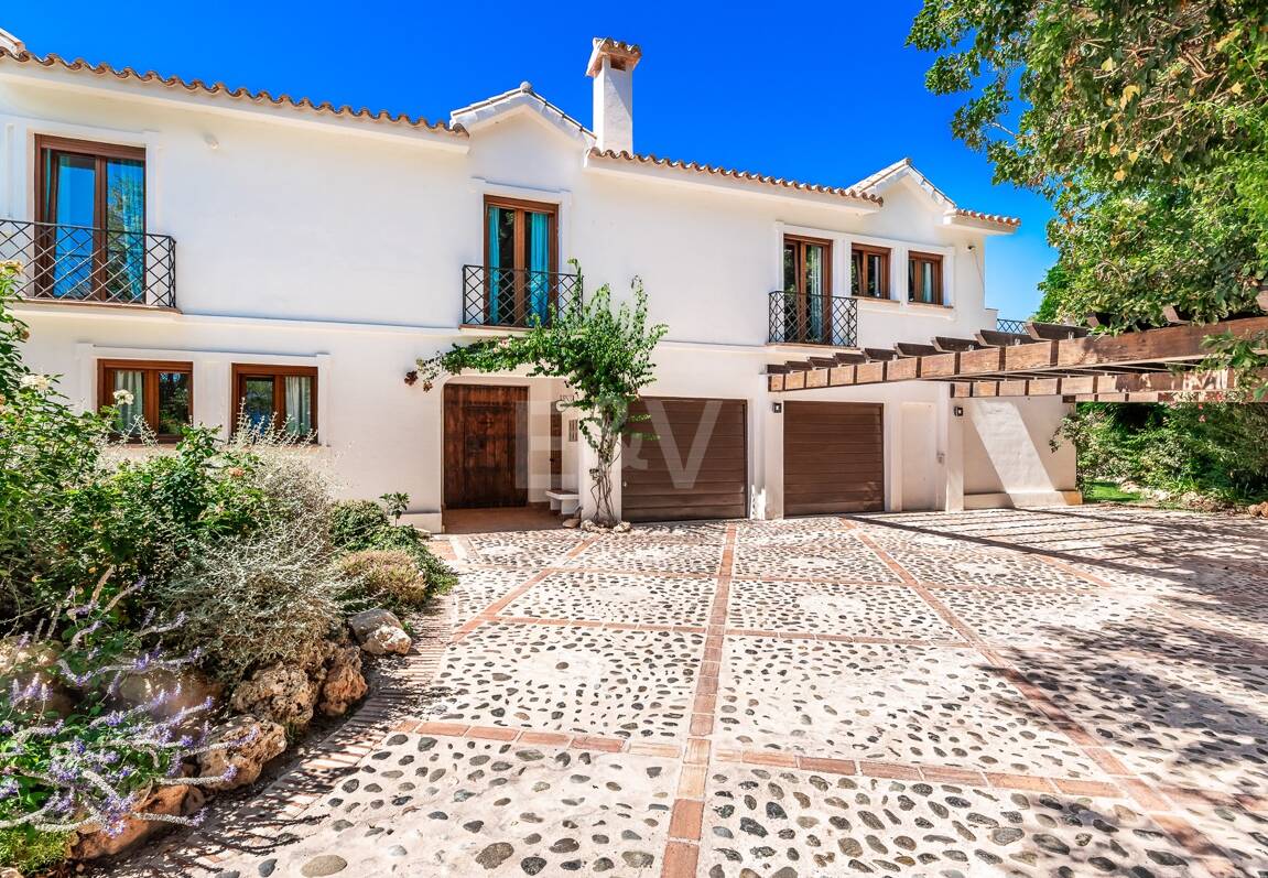 Best-Priced Frontline Golf Property med unikt stort tomt nära havet & bekvämligheter