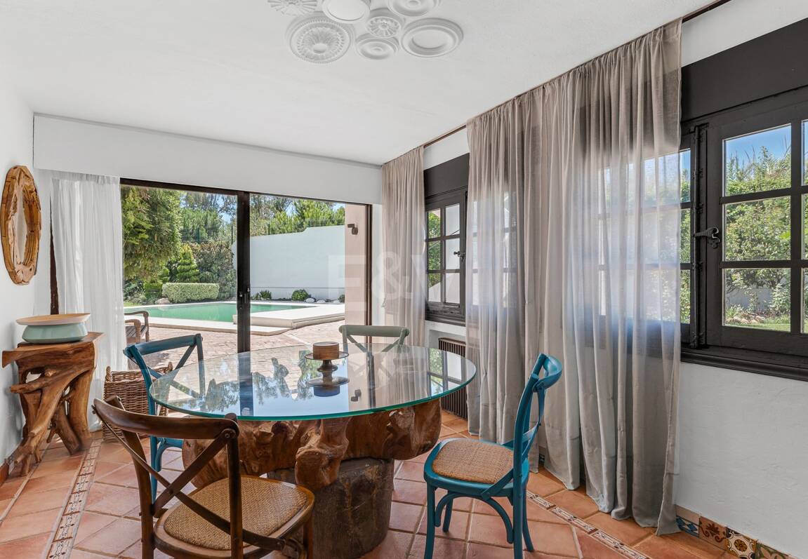 Best-Priced Frontline Golf Property med unikt stort tomt nära havet & bekvämligheter