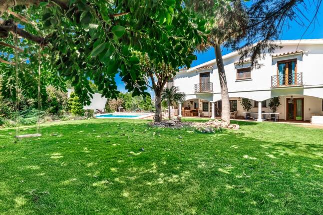 Best-Priced Frontline Golf Property med unikt stort tomt nära havet & bekvämligheter