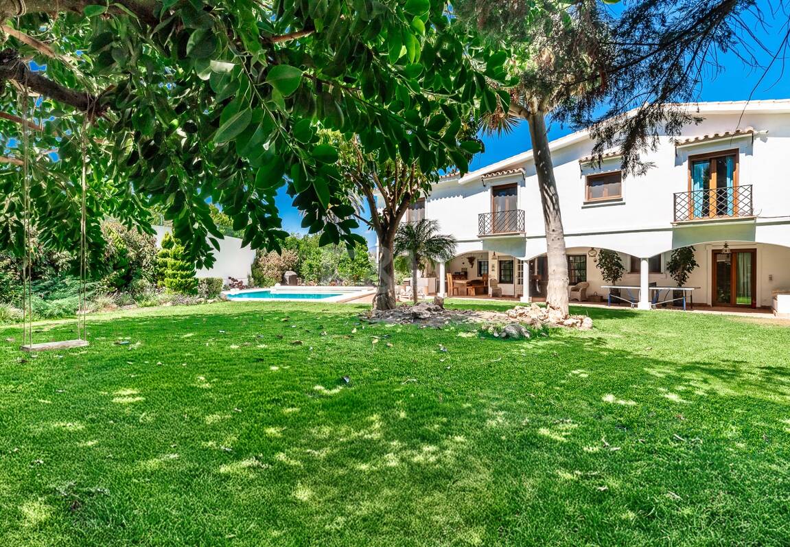 Best-Priced Frontline Golf Property med unikt stort tomt nära havet & bekvämligheter