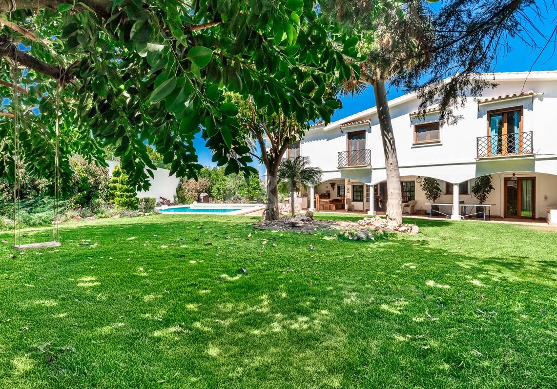 Propiedad en Primera Línea de Golf al Mejor Precio con Parcela Única Cerca del Mar y Servicios