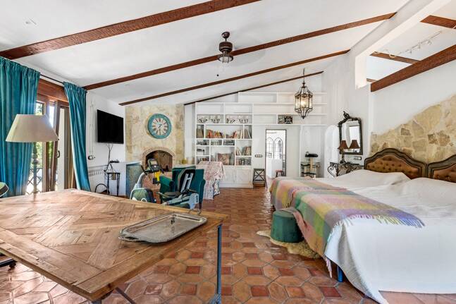 Best-Priced Frontline Golf Property med unikt stort tomt nära havet & bekvämligheter