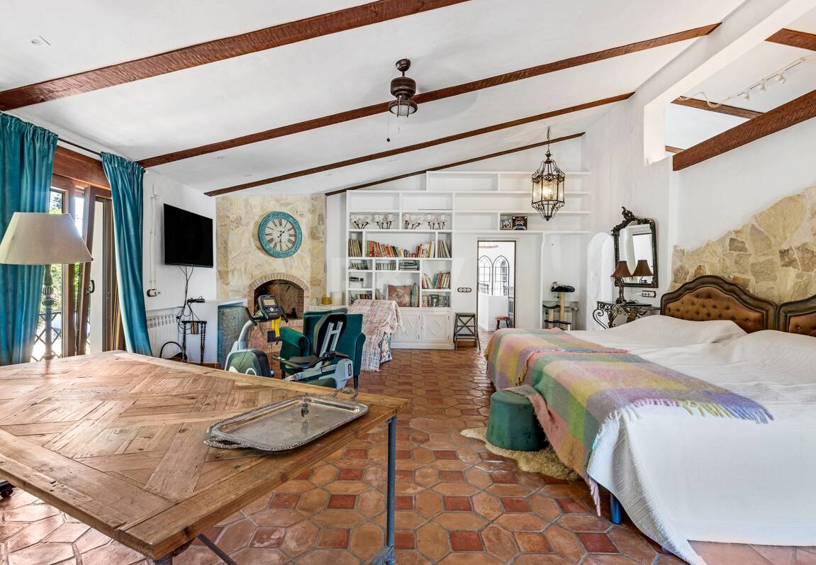 Best-Priced Frontline Golf Property med unikt stort tomt nära havet & bekvämligheter