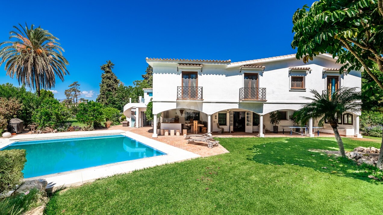 Exceptional front line golf Villa in Guadalmina , just 200 Meters from the Sea.