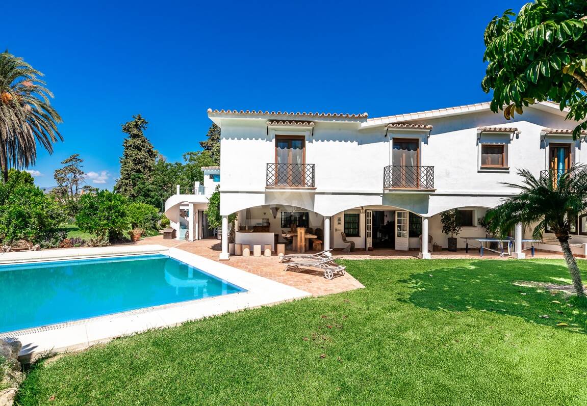 Best-Priced Frontline Golf Property med unikt stort tomt nära havet & bekvämligheter