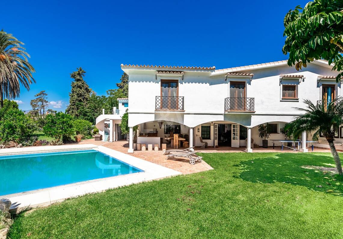 Propiedad en Primera Línea de Golf al Mejor Precio con Parcela Única Cerca del Mar y Servicios
