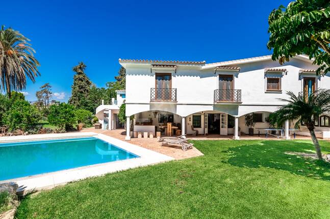 Best-Priced Frontline Golf Property med unikt stort tomt nära havet & bekvämligheter