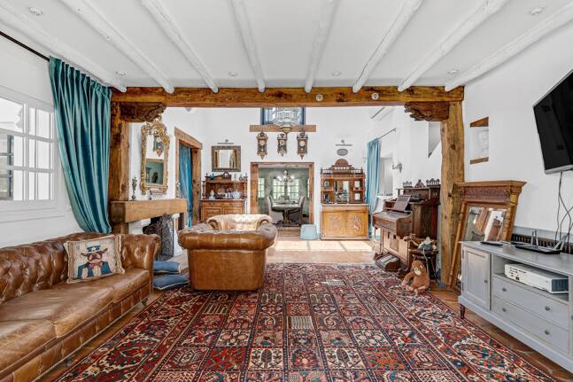 Best-Priced Frontline Golf Property med unikt stort tomt nära havet & bekvämligheter