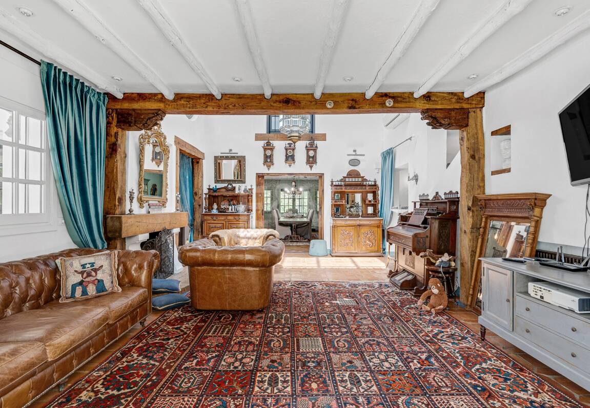 Best-Priced Frontline Golf Property med unikt stort tomt nära havet & bekvämligheter