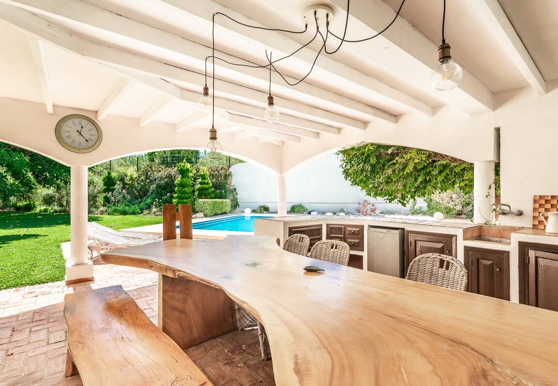 Best-Priced Frontline Golf Property med unikt stort tomt nära havet & bekvämligheter